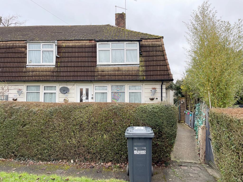 Lot: 129 - REFURBISHED FLAT WITH GARDEN PRODUCING JUST OVER £15,000 PER ANNUM -